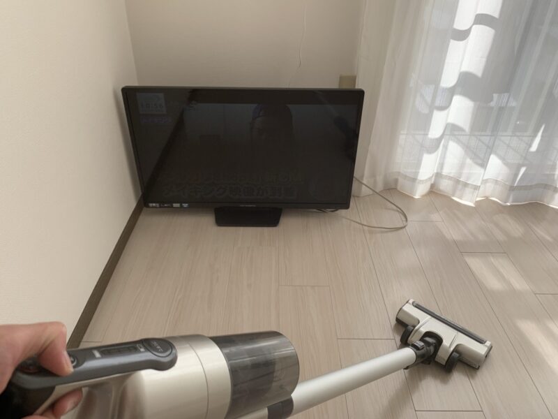 テレビをつけながら掃除機をかけてる