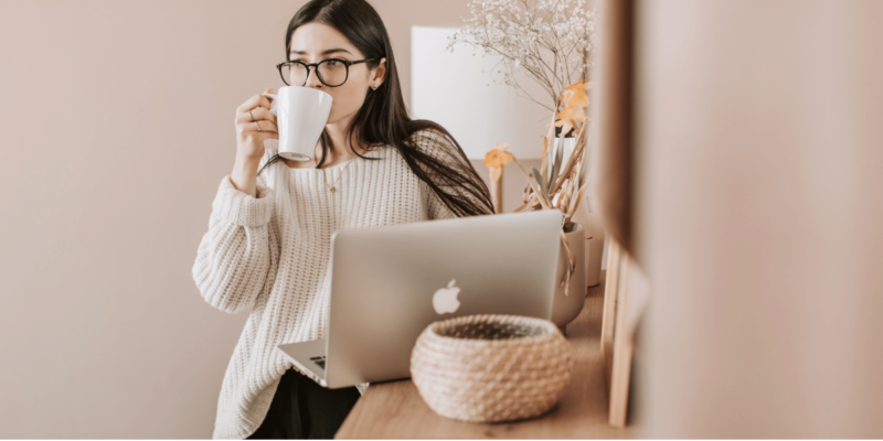 コーヒーを飲みながらパソコンをする女性